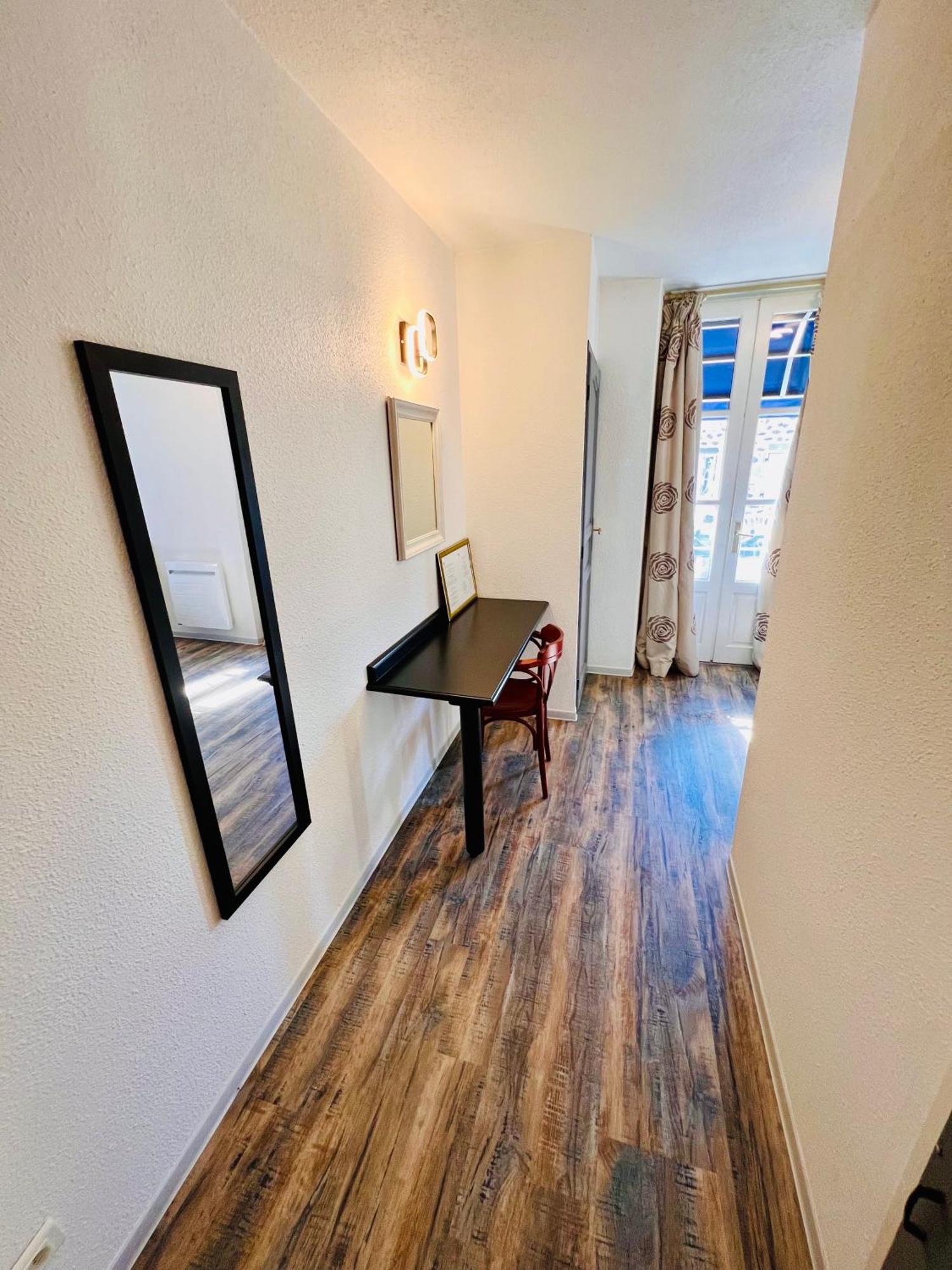 Logis Hotel Le Relais Des Remparts Allanche Buitenkant foto